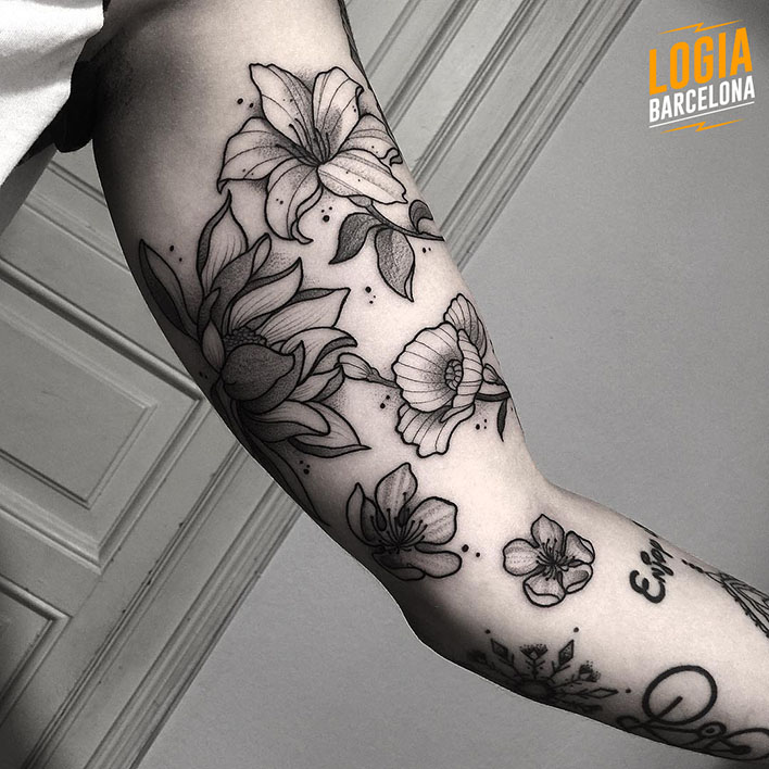 tatuaje_flores_brazo_blackwork_Dalmau_Tattoo_Logia_Barcelona